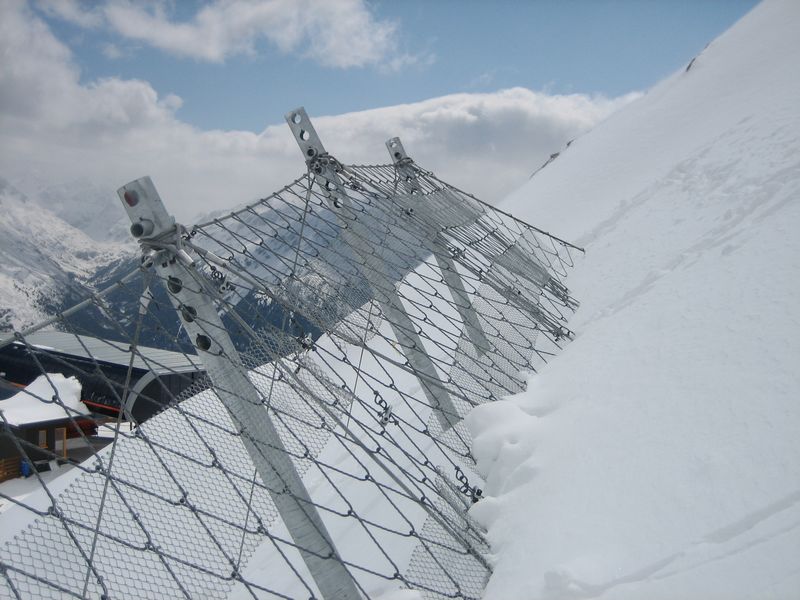 Рис.5. Снегоудерживающий барьер Geobrugg SPIDER Avalanche для защиты верхней станции канатной дороги в излюбленном россиянами австрийском Зёльдене