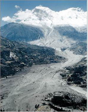 Рис. 7. Общая картина последствий схода с Уаскарана фирново-ледяной лавины, перешедшей в гляциальный сель, на снимке с самолета. Большой темный участок на снежной вершине слева (на уровне облаков)&nbsp;– место, откуда сорвался ледник 31&nbsp;мая 1970&nbsp;года&nbsp;[28]