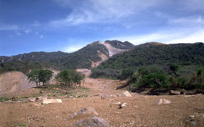 Рис.&nbsp;8. Оползень на склоне вулкане Касита в Никарагуа, спровоцированный ураганом &#171;Митч&#187; в 1998 году, и перешедший в мощный селевой поток, уничтожил города Эль-Порвенир и Роландо Родригес на более низких участках склонов&nbsp;[34,&nbsp;38]