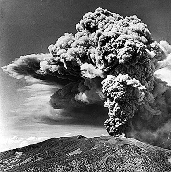 Рис. 9. Извержение вулкана Ирасу в марте 1963&nbsp;года&nbsp;[24]
