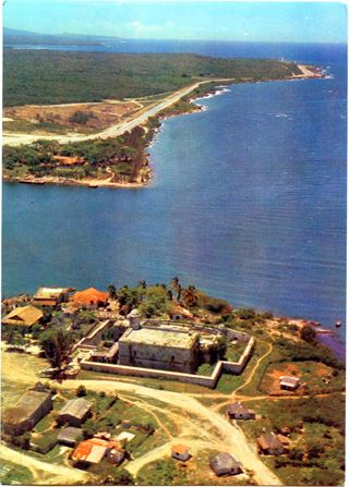 Рис. 3. Устье бухты в Сьенфуэгосе, внизу крепость &#171;Хагуа&#187;, справа – Карибское море (открытка)