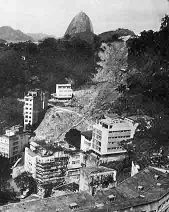 Рис. 10. Оползень в районе Байру-Жардим-Ларанжейрас города Рио-де-Жанейро в феврале 1967 года [31,&nbsp;32]