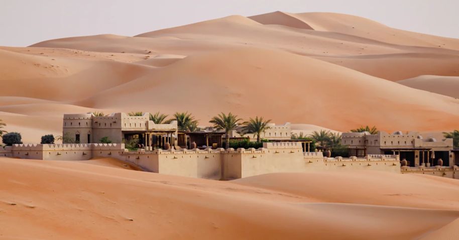Рис. 2. Традиционная камерная застройка оазиса в Омане (пустыня Руб-Эль-Хали)